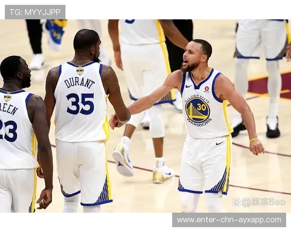库里远投烈火,勇士三分如雨